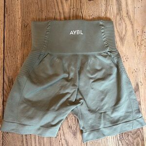 Green AYBL seamless activewear/gym legging shorts size Small